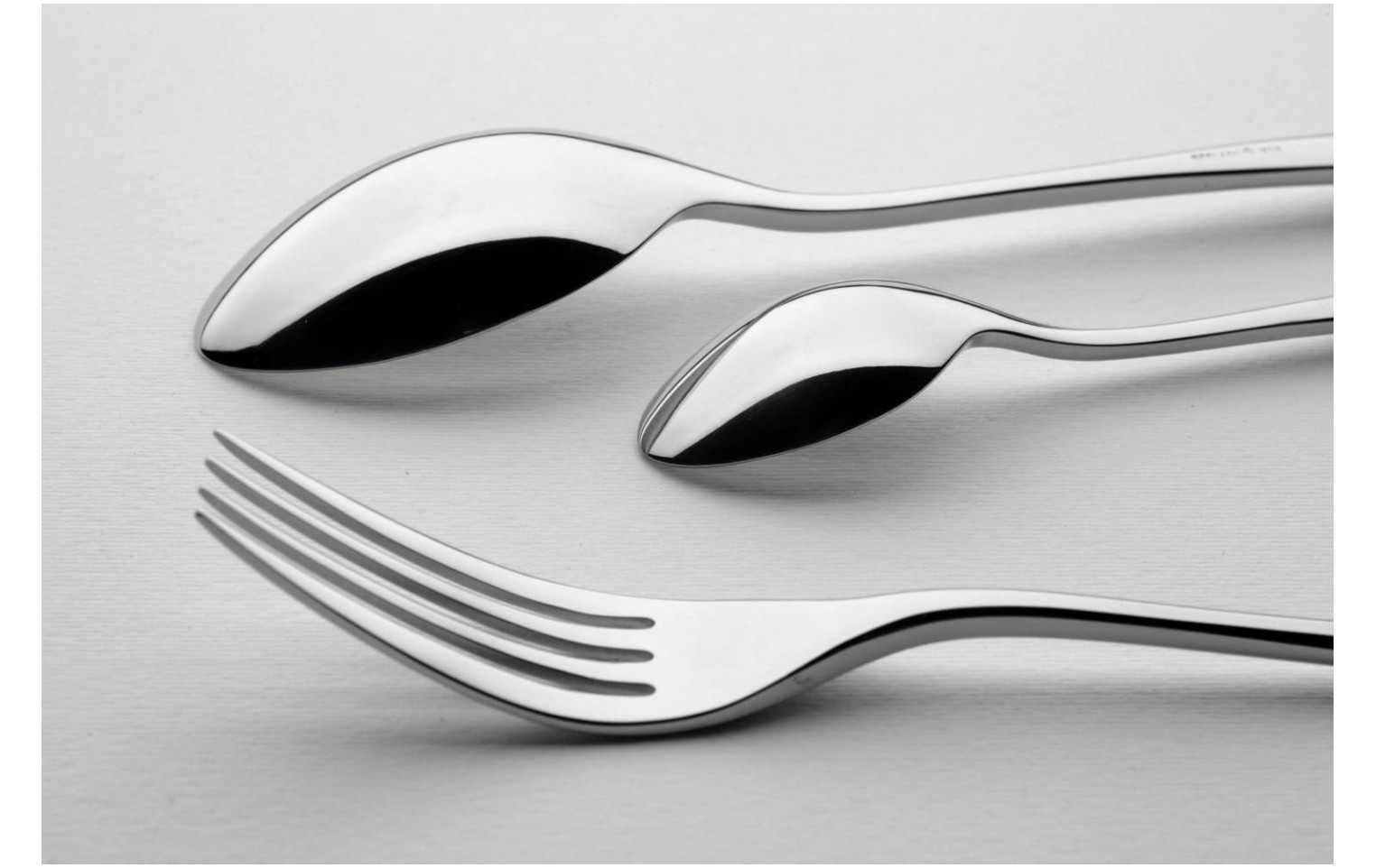 Zestaw sztućców dla 12 osób MUZA w walizce + blok noży LOFT + deska do krojenia NATUR