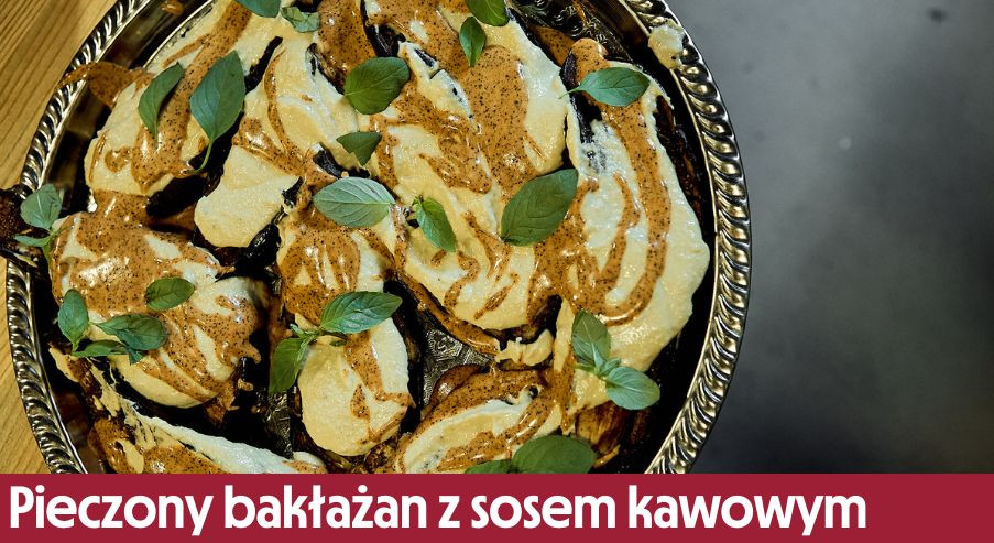 Pieczony bakłażan z sosem kawowym – aromatyczny i pięknie podany!