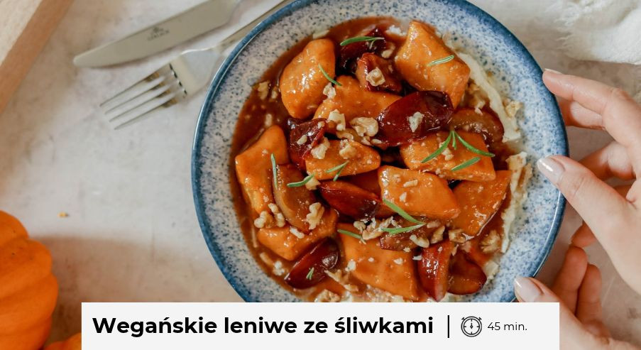 Wegańskie leniwe ze śliwkami – aromatyczny obiad z cynamonem