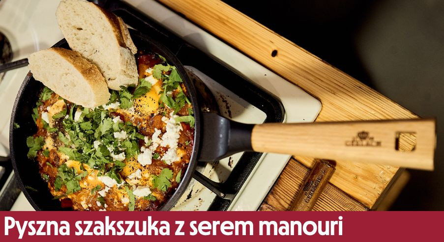 Pyszna szakszuka z serem manouri – przepis na śniadanie z patelni