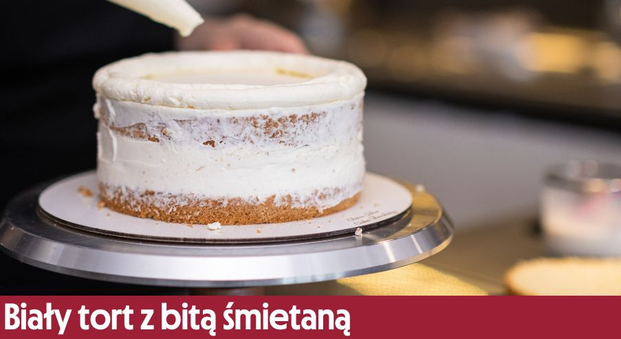 Biały tort z bitą śmietaną – prosty i smaczny