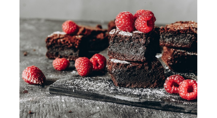 Brownie z malinami – przepis na ciasto