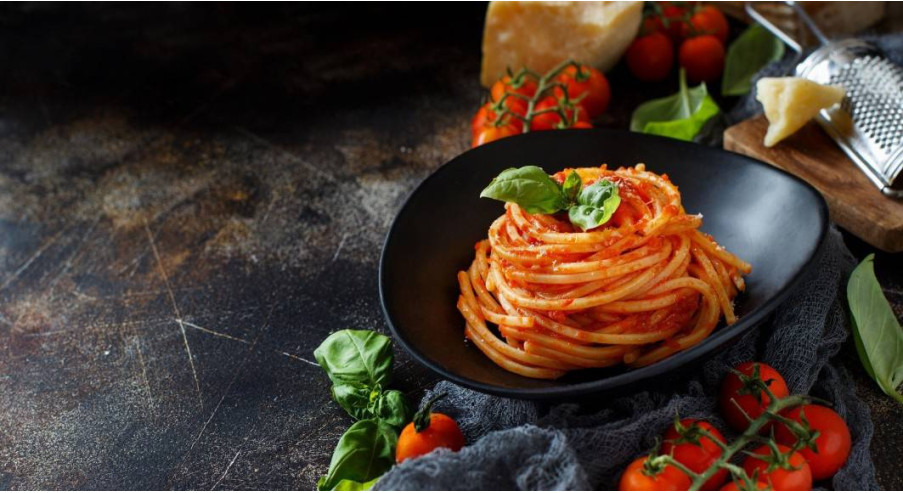 Cappellini z pomidorami, czosnkiem i świeżą bazylią – zdrowy obiad we włoskim stylu