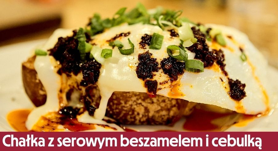 Chałka z serowym beszamelem i cebulką – w stylu croque madame!