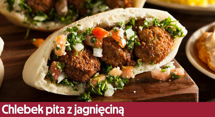 Chlebek pita z jagnięciną w curry z sosem kolendrowym – jak go przygotować na obiad?