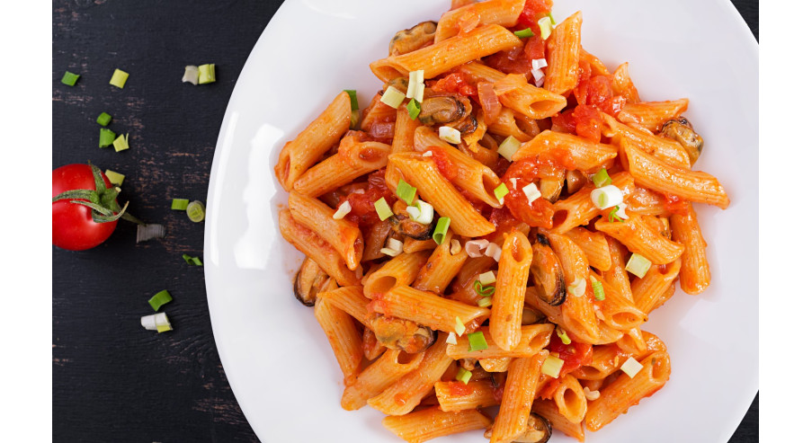 Makaron z sosem mięsno-pomidorowym – przepis na obiad