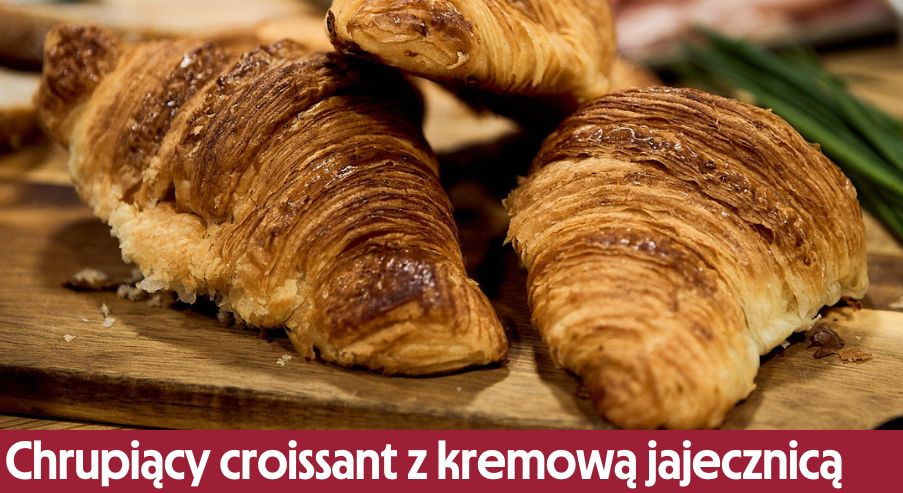 Chrupiący croissant z kremową jajecznicą – wyborny pomysł na śniadanie!