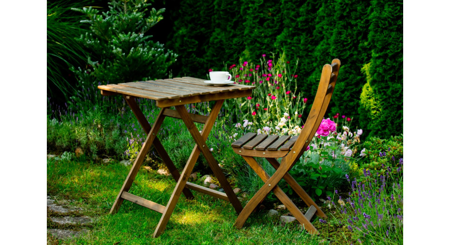 Stół ogrodowy – co na nim postawić? Wyposażenie nie tylko na grilla