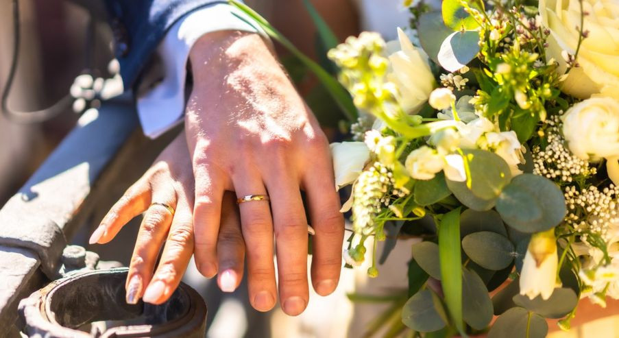Drobny upominek na ślub – co wręczyć młodej parze?