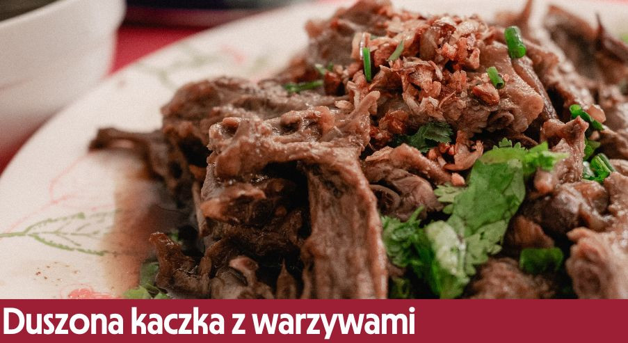 Duszona kaczka z warzywami — przepis z przykładem użycia garnka żeliwnego