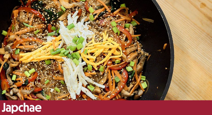 Japchae – koreańskie danie z makaronem ze słodkich ziemniaków