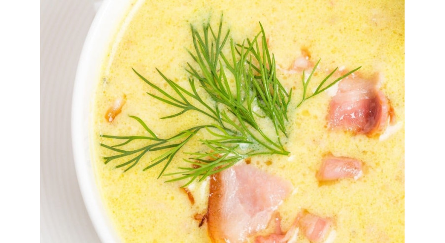 Kremowa zupa z małżami i boczkiem – wykorzystaj owoce morza!