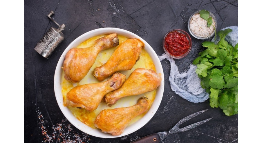 Kurczak zapiekany z warzywami z dodatkiem sosu czosnkowego – danie z piekarnika