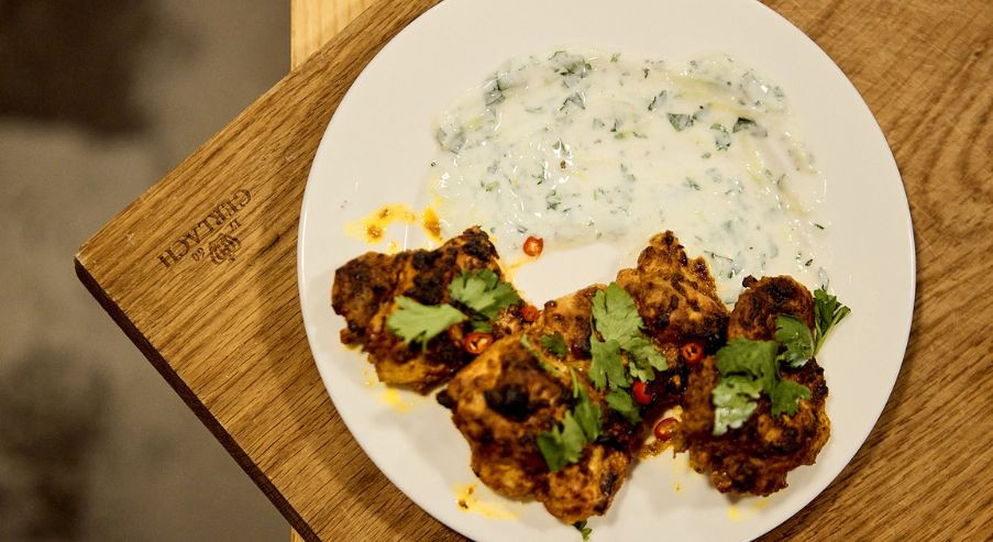 Kurczak tandoori z odświeżającą raitą – poczuj smak Indii!