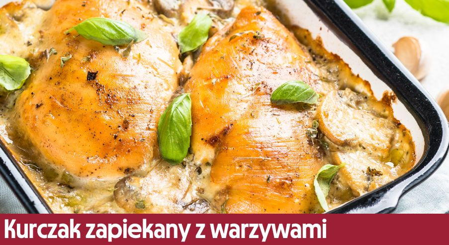 Kurczak zapiekany z warzywami z dodatkiem sosu czosnkowego – danie z piekarnika