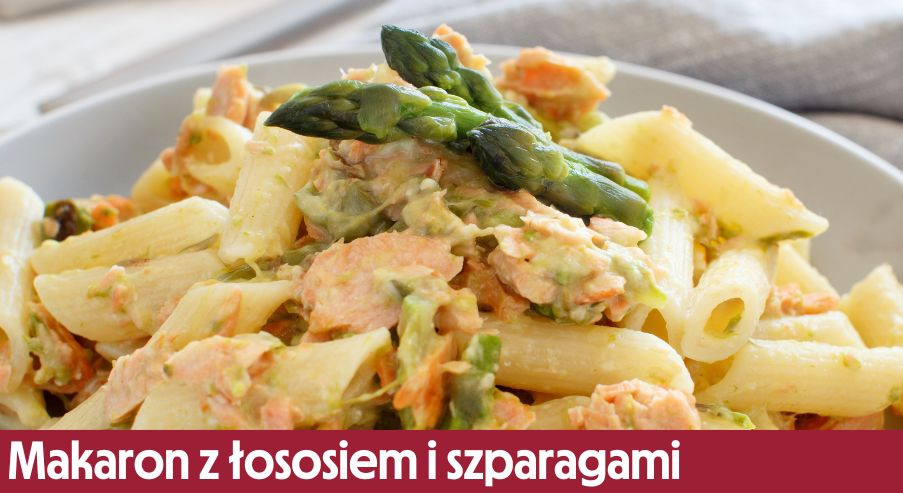 Makaron z wędzonym łososiem i szparagami – szybki sezonowy obiad