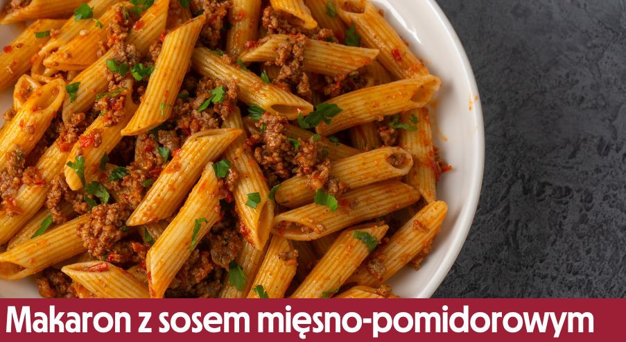 Makaron z sosem mięsno-pomidorowym – przepis na obiad