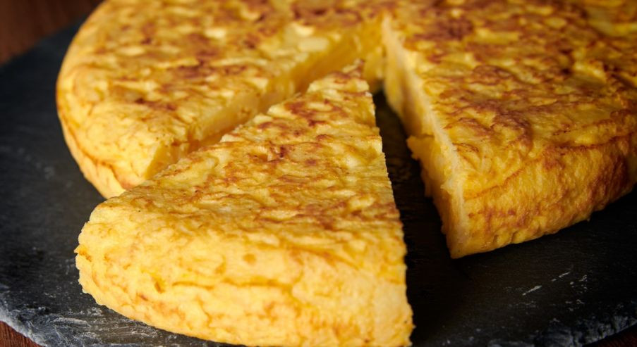 Hiszpański omlet z ziemniakami – na śniadanie i na obiad!