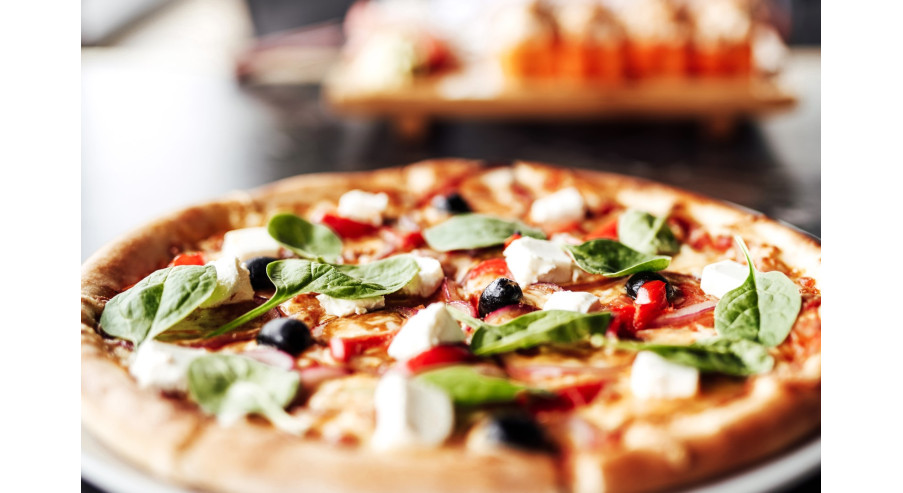 Przepis na domową pizzę z papryką i oliwkami