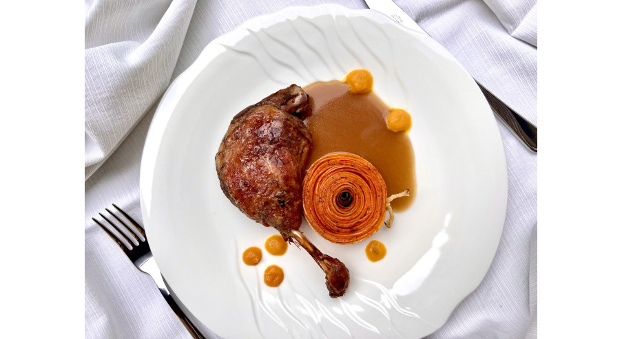 Duszone udko z kaczki z marchewkową „różyczką” – przepis na elegancki obiad
