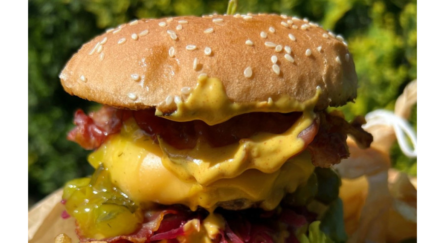 Śląski burger – Hajer-Burger ze swojskimi chipsami według Adama Borowicza