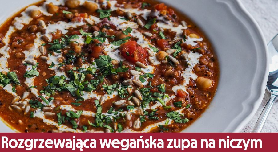 Rozgrzewająca wegańska zupa na niczym – przepis na chłodny dzień