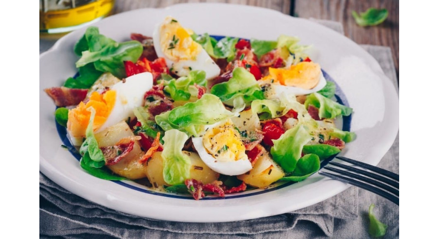 Sałatka z jajkiem, pomidorkami cherry i chrupiącym boczkiem – przepis na lunch