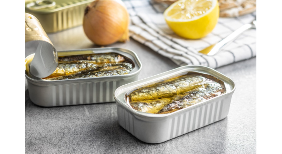Sałatka rybna – przepis na smaczny dodatek do rodzinnej kolacji