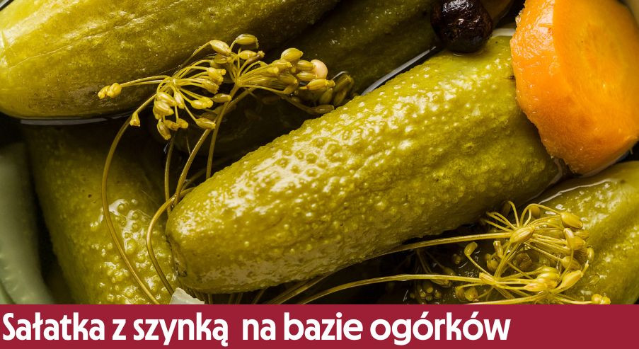 Sałatka z szynką  na bazie ogórków – smaczna i prosta w przygotowaniu!