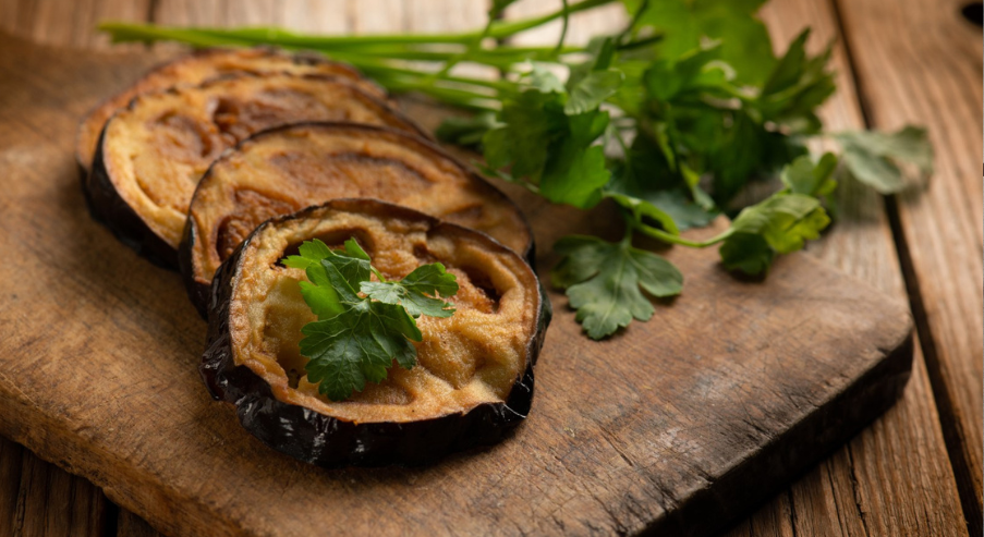 Smażony bakłażan z sosem tzatziki – jak go przygotować?
