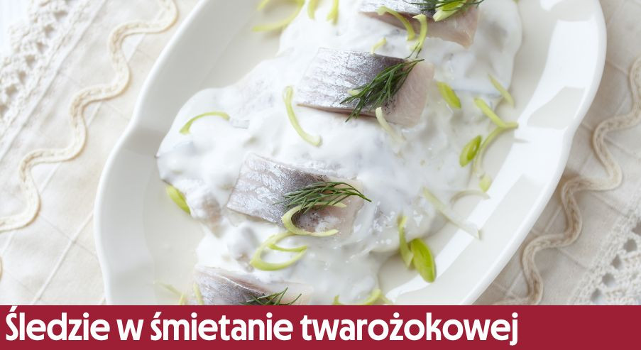 Śledzie w śmietanie twarożokowej – prosty przepis na przystawkę