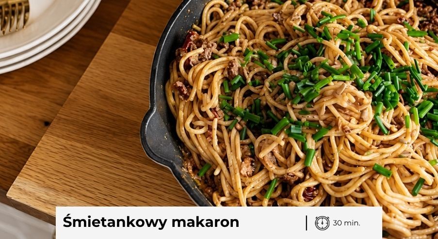 Śmietankowy makaron z boczkiem – szybki obiad z patelni