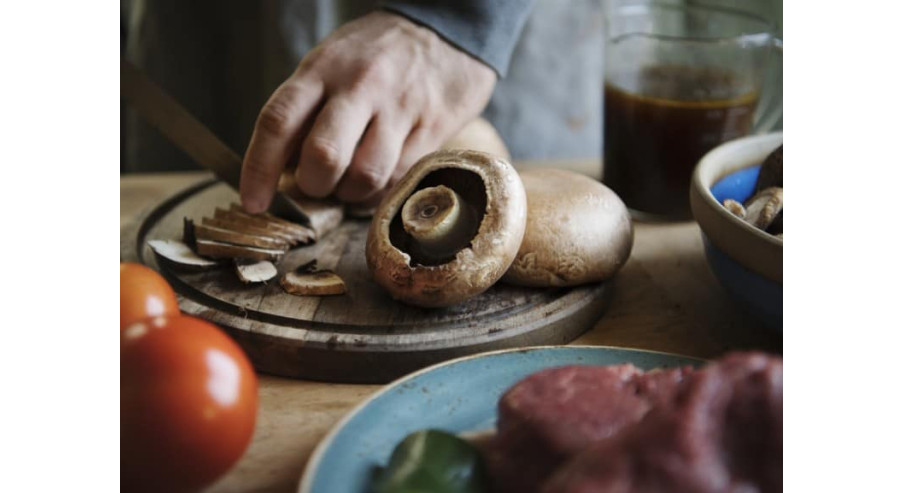 Soczyste steki z cebulką i pieczarkami – przygotuj je na obiad!