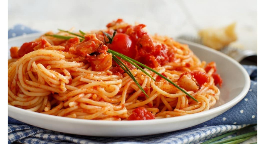 Spaghetti Napoli – świeże włoskie danie na obiad