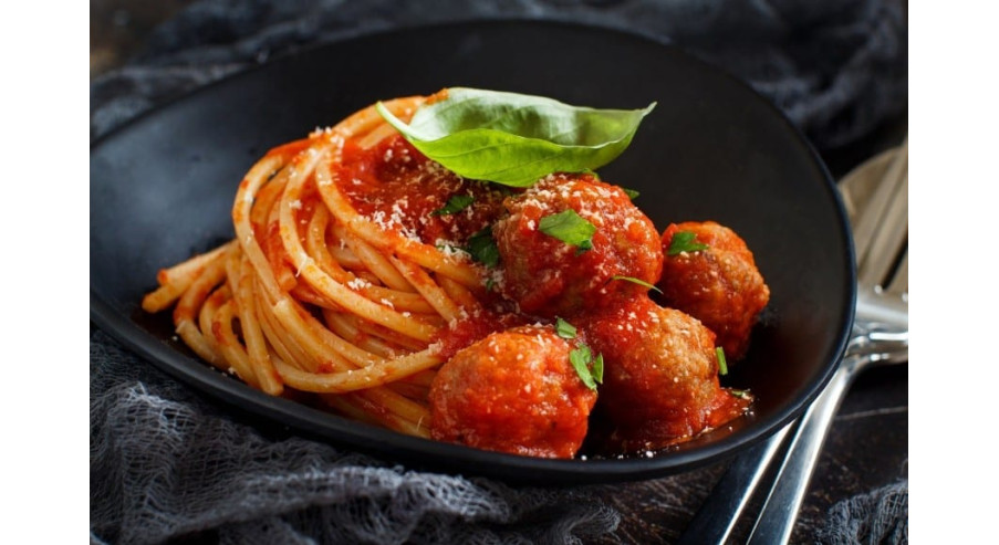 Spaghetti z klopsikami w sosie pomidorowym – jak je przygotować?