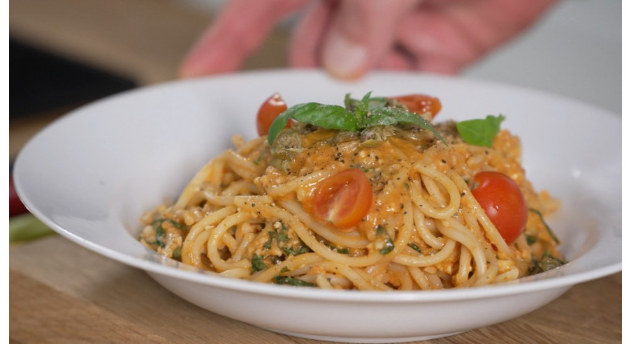 Spaghetti z pesto pomidorowym z dodatkiem migdałów i anchovis
