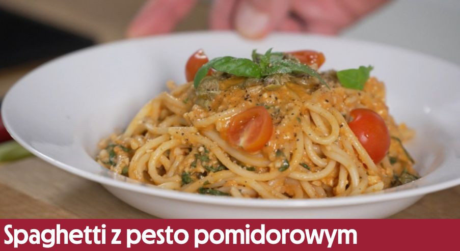 Spaghetti z pesto pomidorowym z dodatkiem migdałów i anchovis – przepis inspirowany Grecją