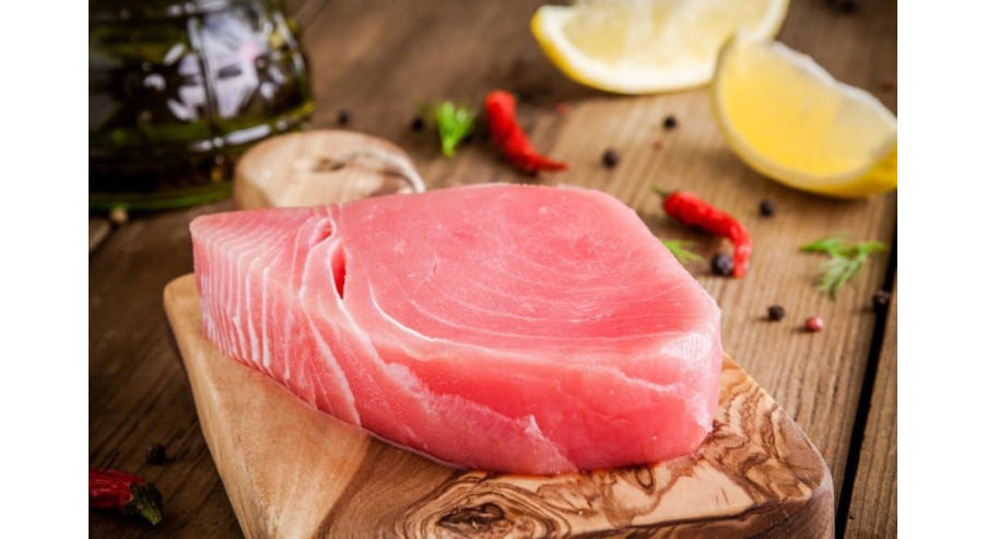 Stek z tuńczyka z kaszą kuskus i lekką sałatką warzywną – przygotuj smaczną rybę!