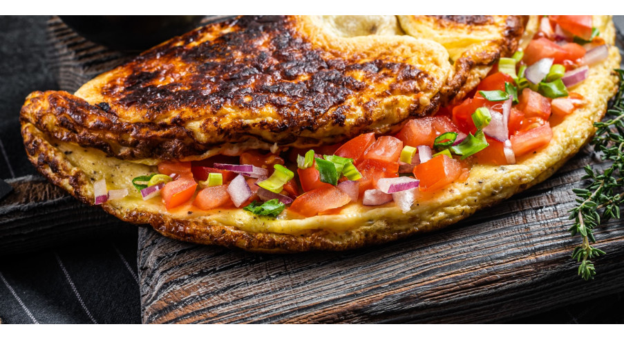 Pomidorowy omlet po grecku – przepis na pyszne śniadanie