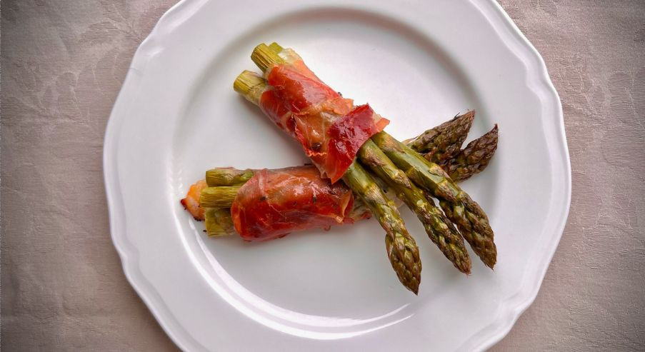 Szparagi z szynką parmeńską i mozzarellą – nie tylko na obiad!