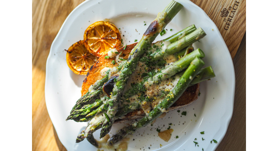 Szparagi w cytrynowym beszamelu – pomysł na obiad nie tylko dla wegan!