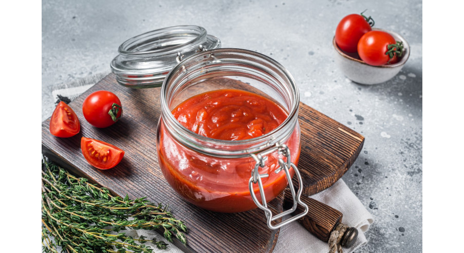 Szybki sos pomidorowy – przepis, który pasuje do wielu dań