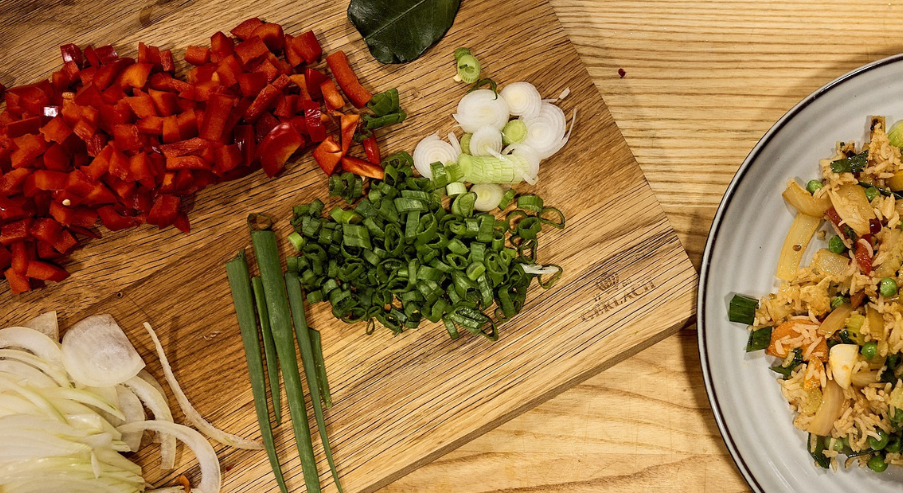Smażony tajski ryż z warzywami – przepis na azjatycki obiad