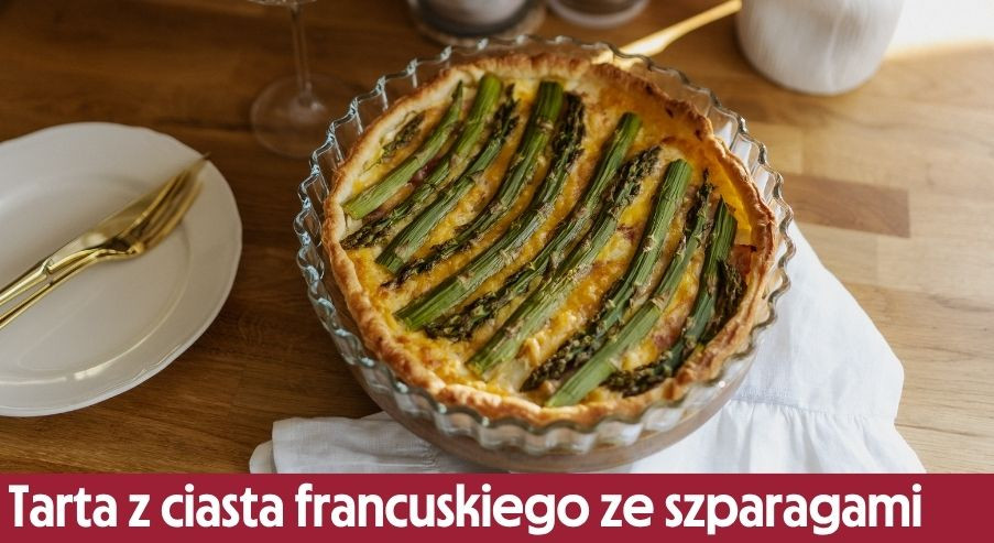 Tarta z ciasta francuskiego ze szparagami – efektowne danie „na szybko”