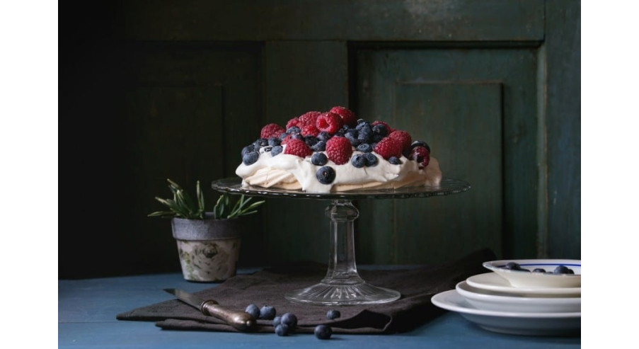 Tort bezowy z owocami – ciasto do kawy i na urodziny