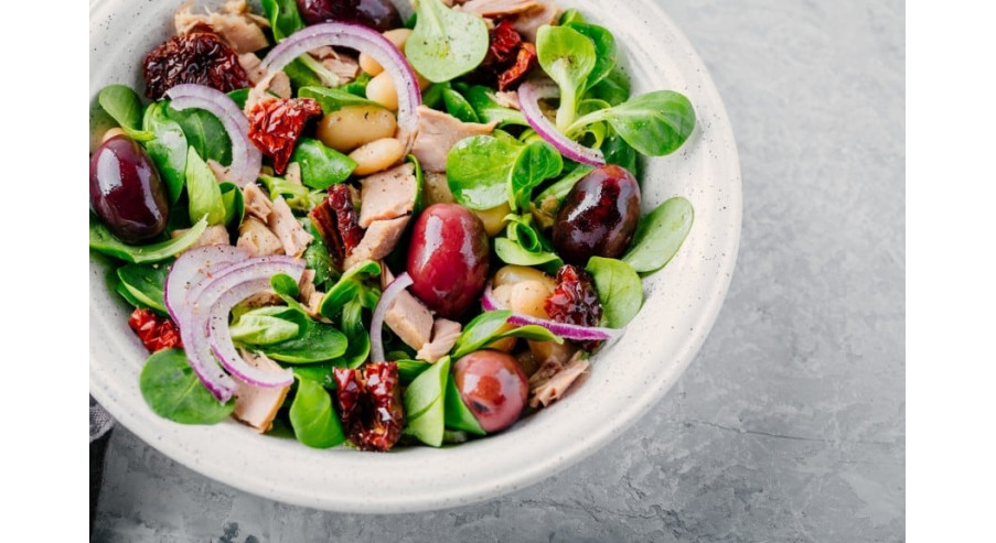 Wiosenna sałatka z tuńczyka z czerwoną cebulką, fasolą i warzywami – także na lunch!